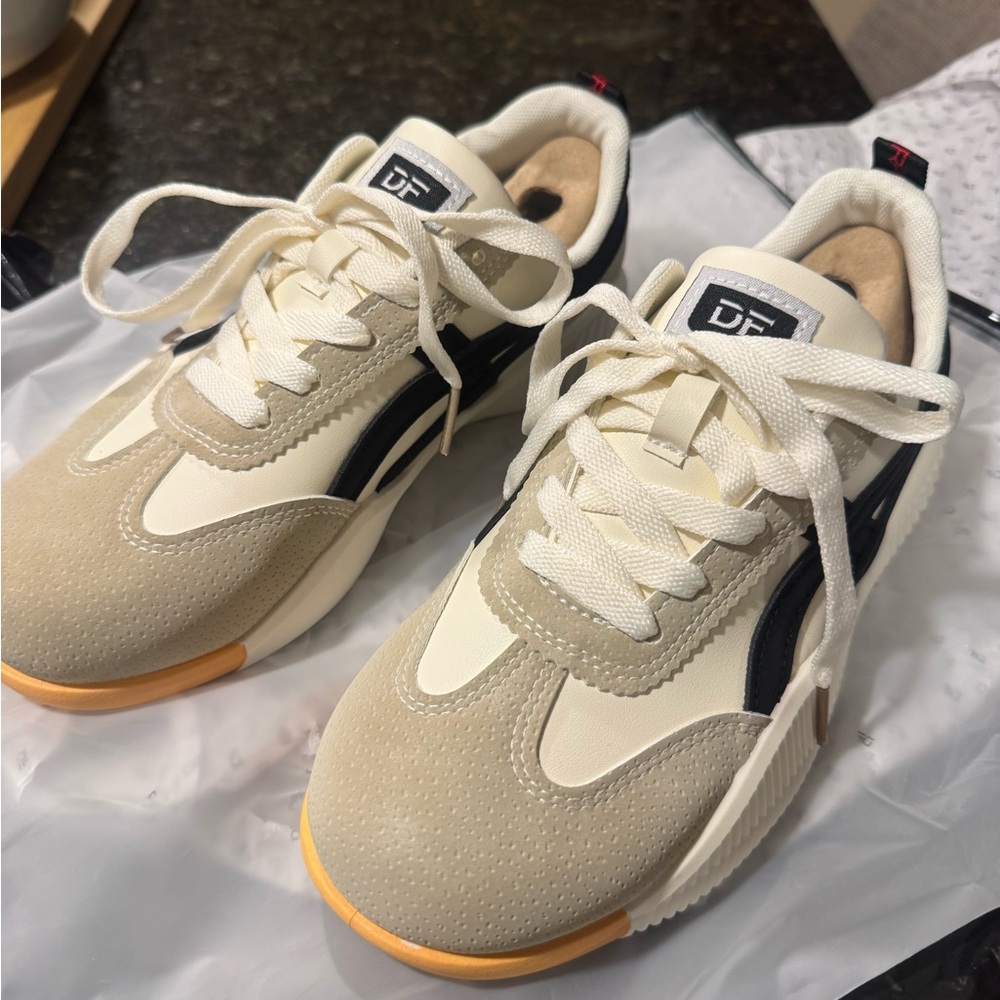 De Florance Cloudea Sneakers (Beige and Black with White Laces)